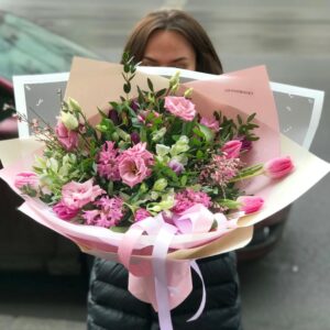 Нежный весенний букет  розовом цвете