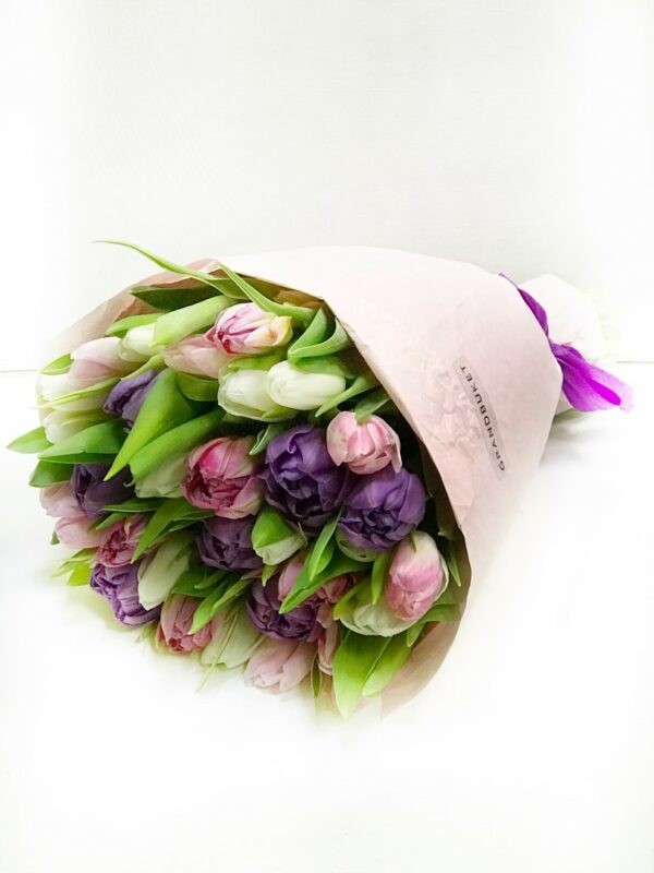 Букет из пионовидных тюльпанов в стильной упаковке  51 шт