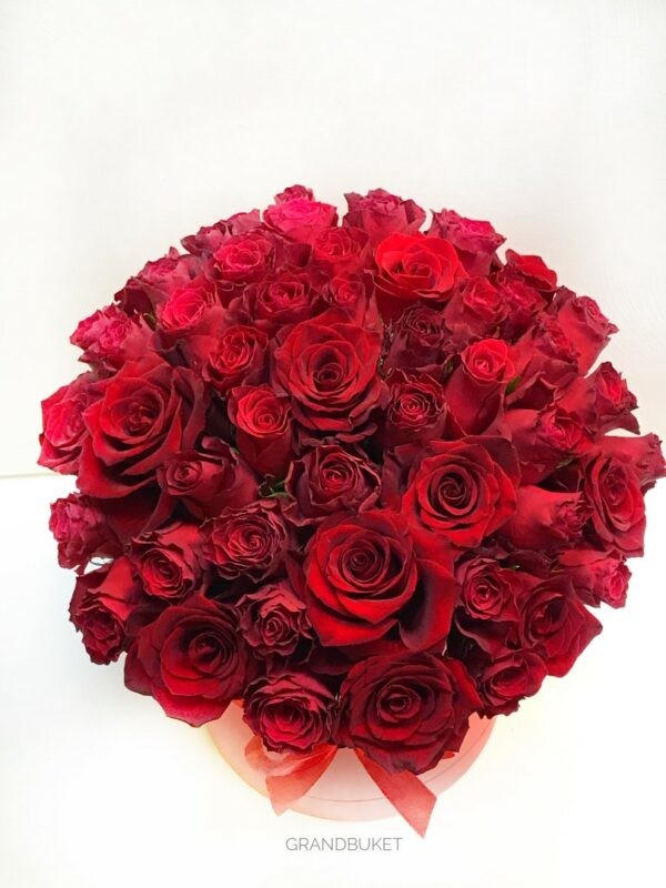Коробочка из 55 красных роз