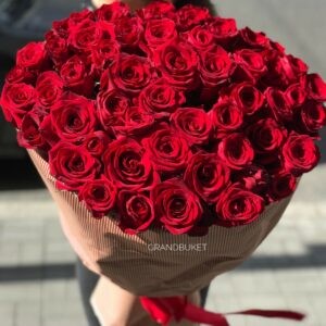 Букет красных роз в стильной упаковке крафт