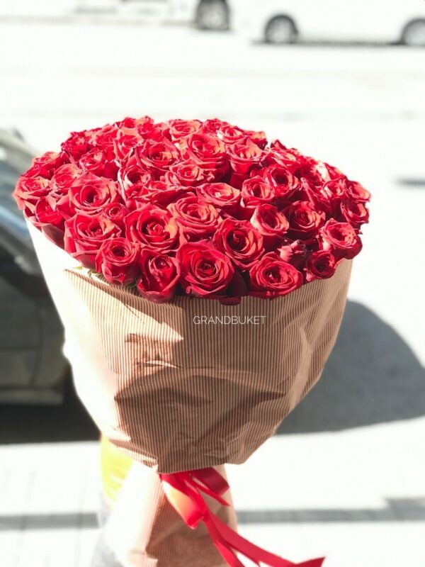 Букет красных роз в стильной упаковке крафт