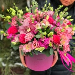 Коробочка с цветами в розовых оттенках
