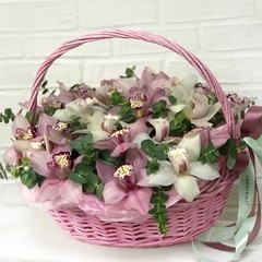 Корзина с орхидеями розового оттенка
