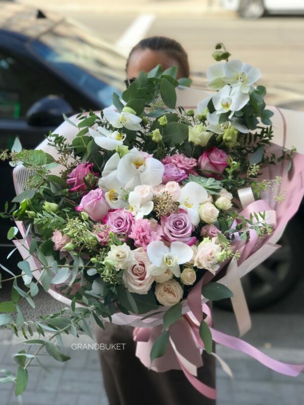 Стильный букет с розами и орхидеей
