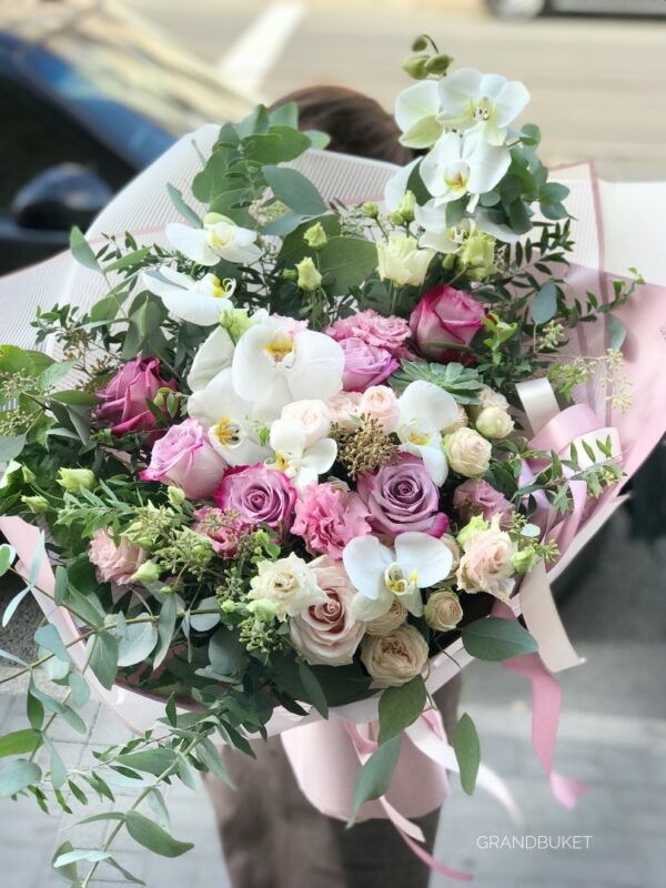 Стильный букет с розами и орхидеей