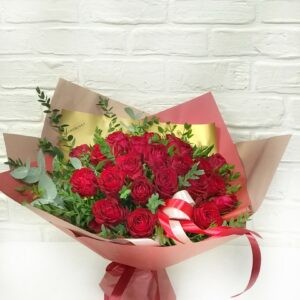 Букет из красных роз с эвкалиптом
