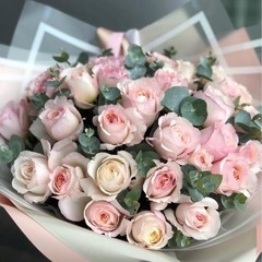Букет роз пионовидных с эвкалиптом