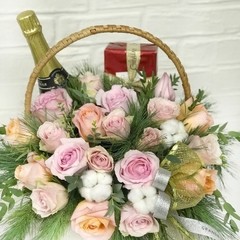 Новогодняя композиция в корзине в розовом