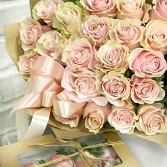 25 розовых роз + коробочка с клубникой