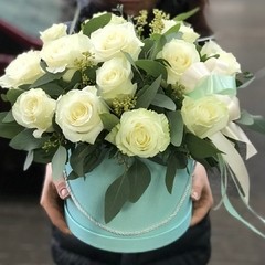 Белые розы в бирюзовой коробке