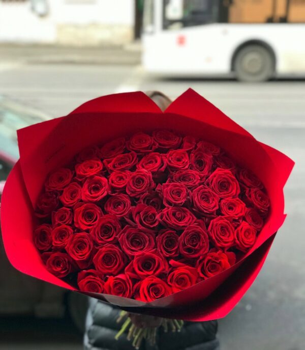 Букет красных роз в яркой упаковке 51 шт.