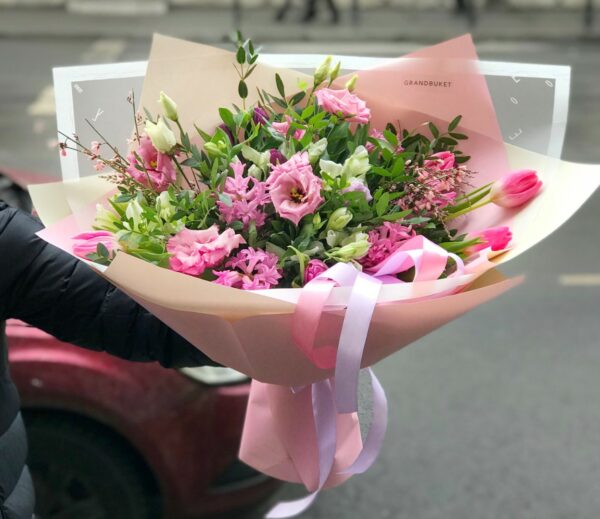 Нежный весенний букет  розовом цвете