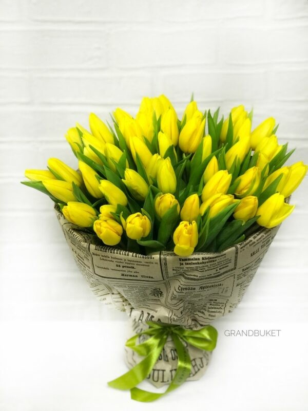 Букет желтых тюльпанов в упаковке крафт 51 шт