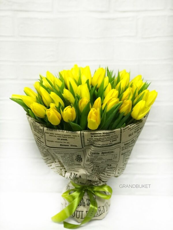 Букет желтых тюльпанов в упаковке крафт 51 шт