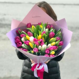 51 разноцветный тюльпан в упаковке