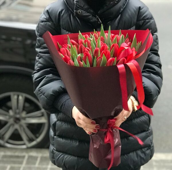Букет красных тюльпанов в упаковке 51 шт