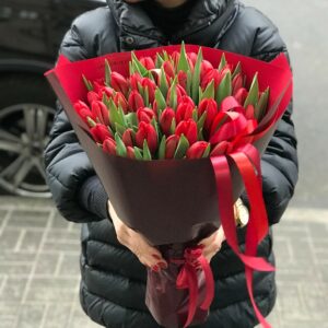 Букет красных тюльпанов в упаковке 51 шт