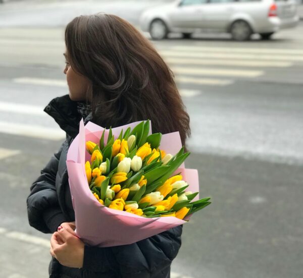 Букет желтых тюльпанов с белыми 51 шт