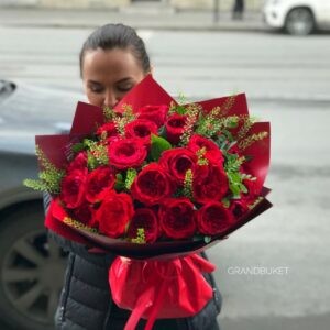 Букет красных роз пионовидных