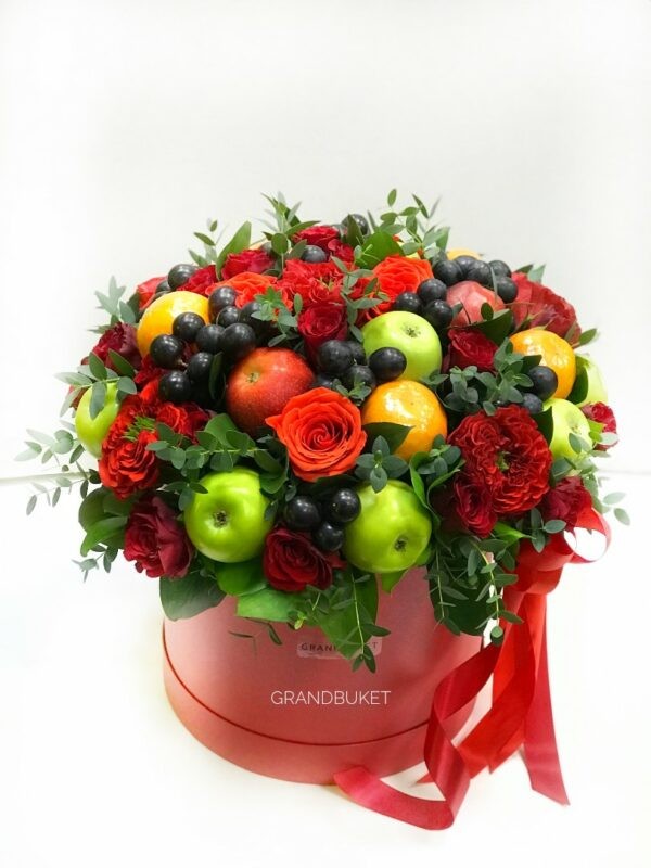 Букет цветов в коробке с фруктами
