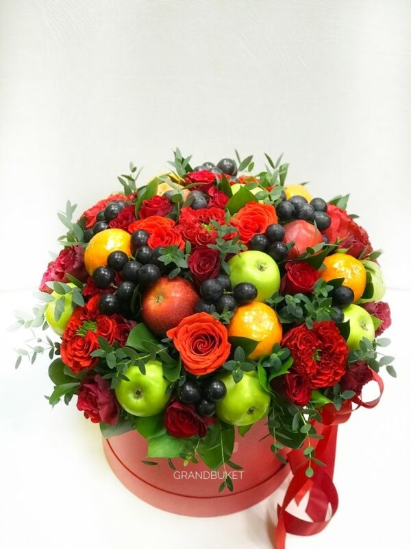 Букет цветов в коробке с фруктами