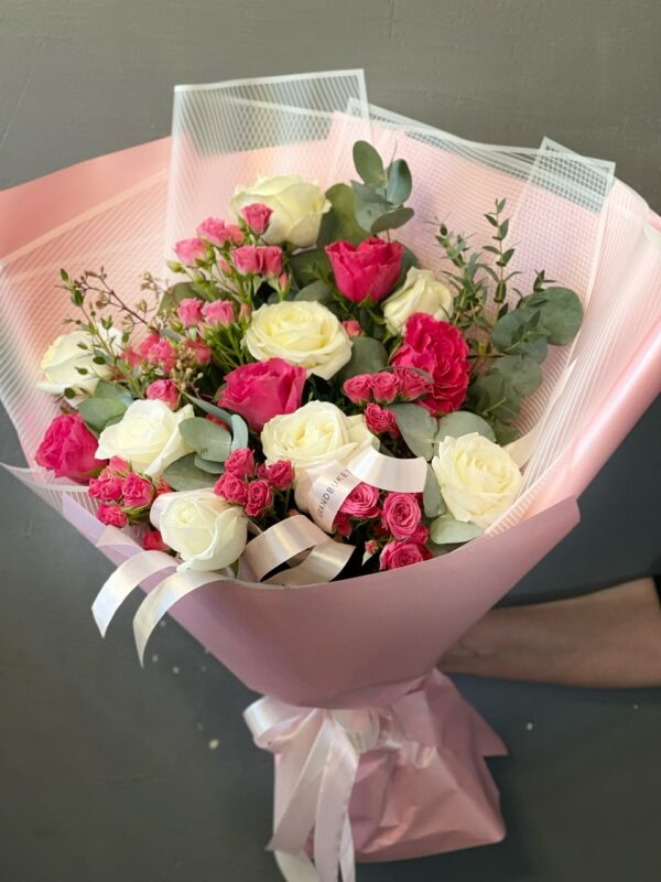 Букет из роз белых, кустовых в розовой упаковке «Азалия»