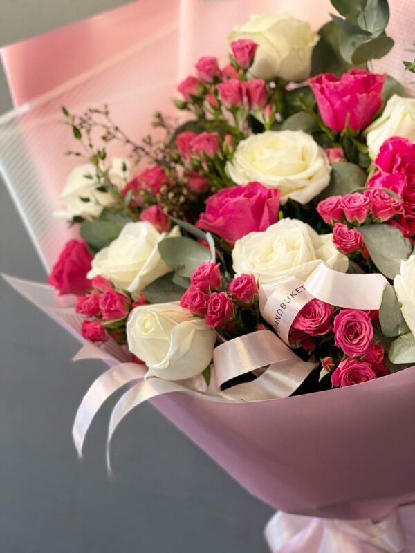 Букет из роз белых, кустовых в розовой упаковке «Азалия»