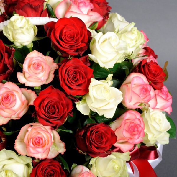 Корзина роз разноцветных роз «Яркий день»