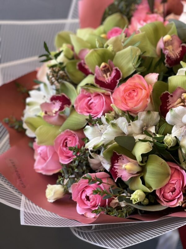 Букет из роз, орхидеи, альстромерии «Роскошный»