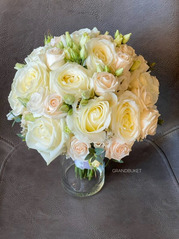 Свадебный букет из кремовых роз «Айвори»