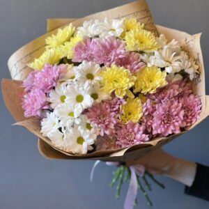Букет из хризантем белых, желтых, розовых «Краски»