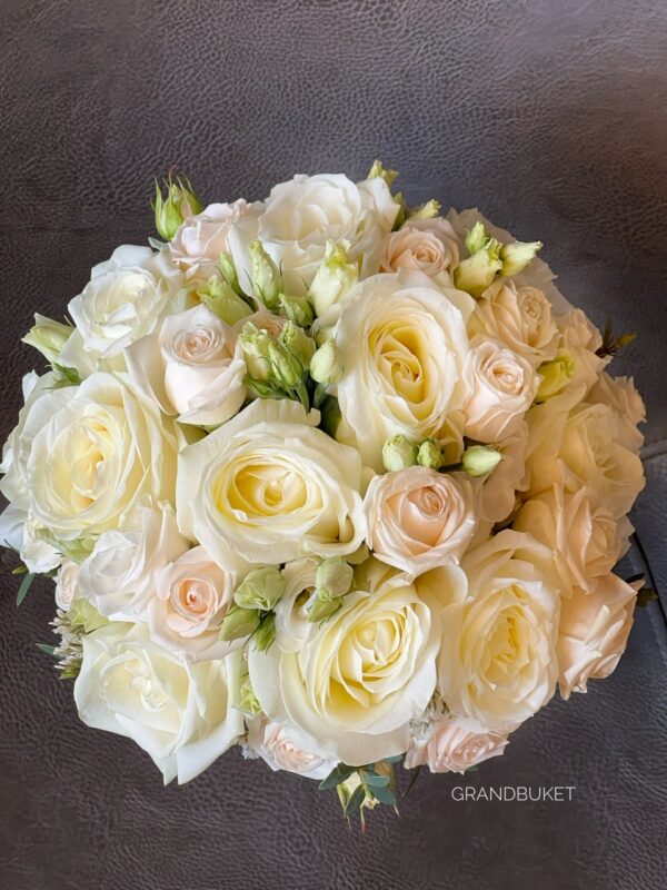 Свадебный букет из кремовых роз «Айвори»