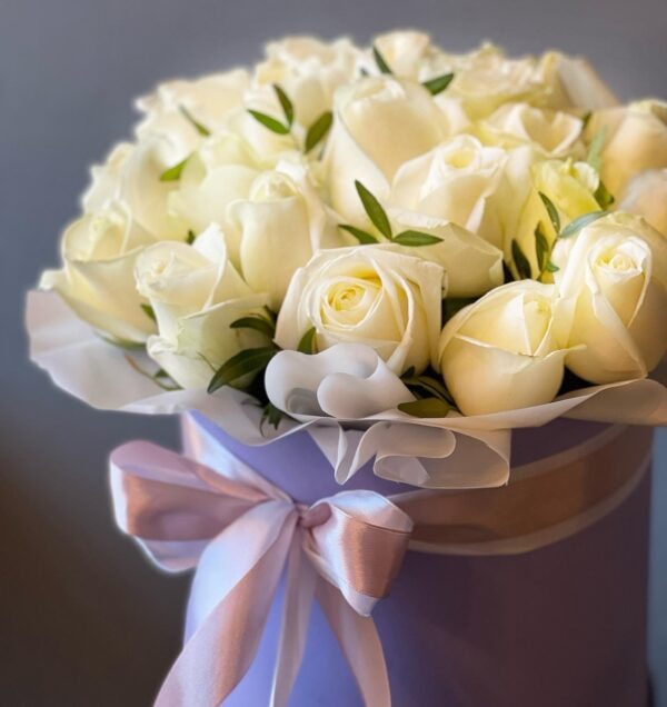 Букет из белых роз в коробке  «Нежность»