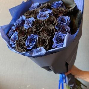 Букет из черных роз и синих роз «На стиле»