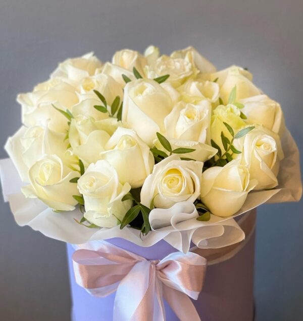 Букет из белых роз в коробке  «Нежность»