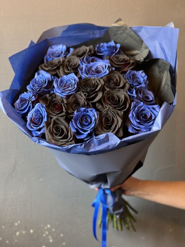 Букет из черных роз и синих роз «На стиле»