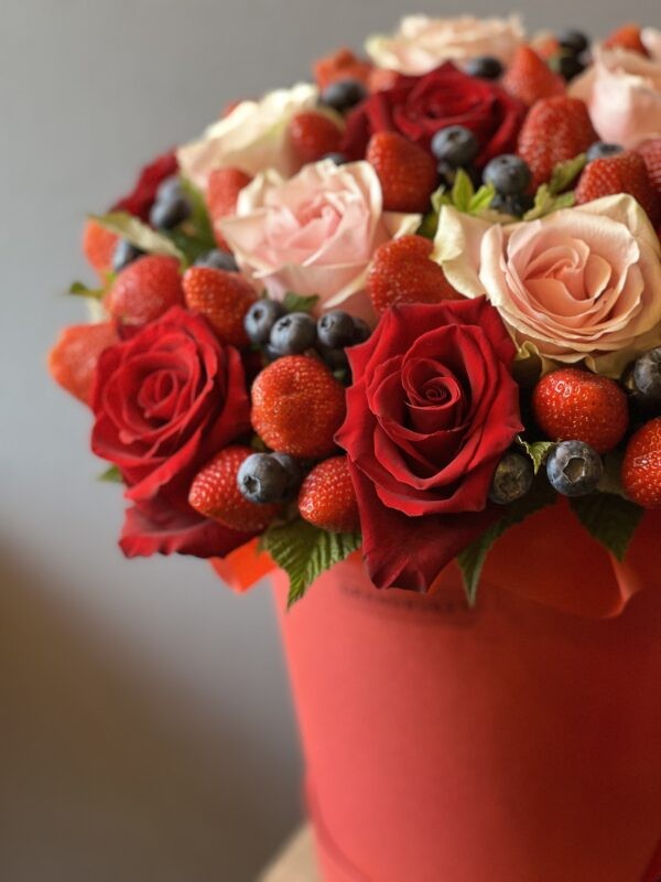 Букет роз и клубники «Любовь»