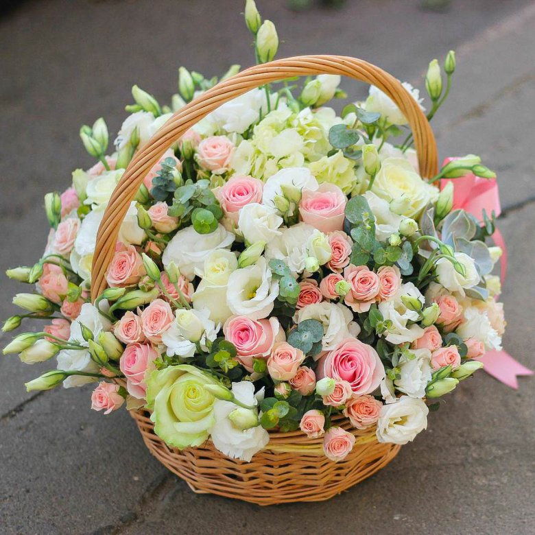Купить корзину с цветами в Москве недорого с доставкой