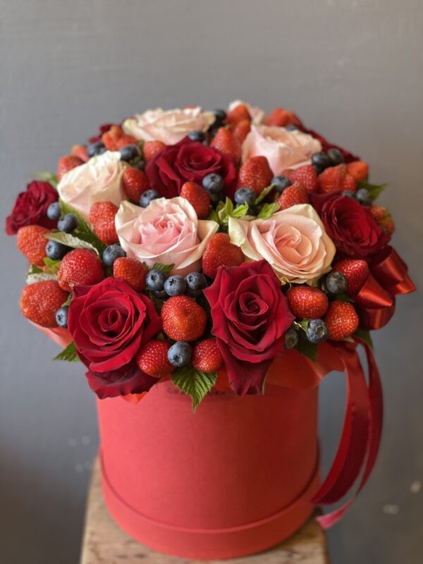 Букет роз и клубники «Любовь»