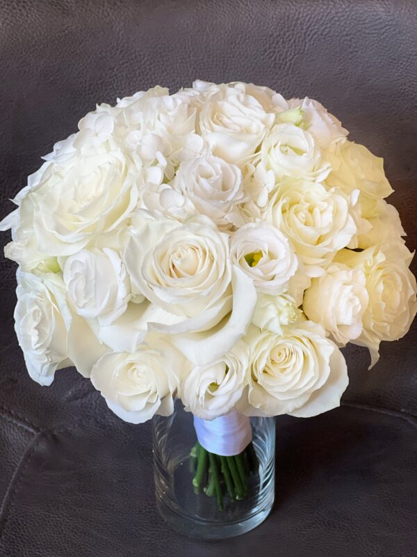 Свадебный букет из белых роз  «Амелия»