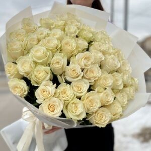 Букет белые розы 51 шт в белой упаковке «Ты моя нежность»