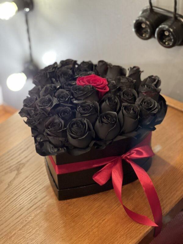 Чёрные розы  в коробке «Единственная»