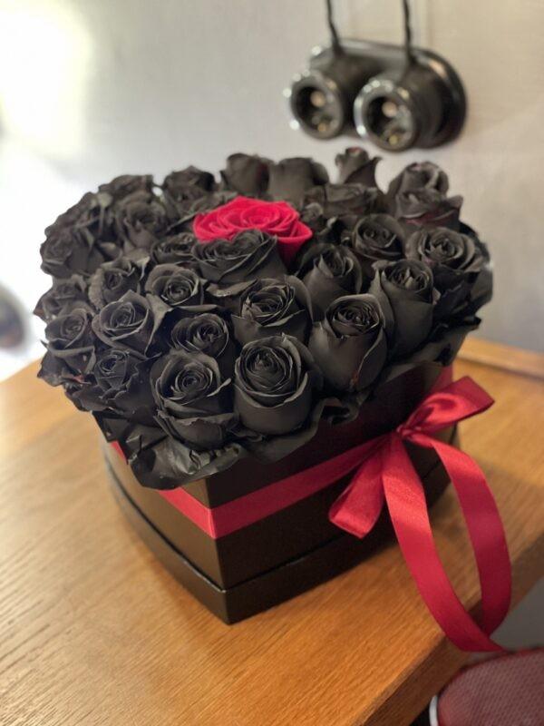 Чёрные розы  в коробке «Единственная»