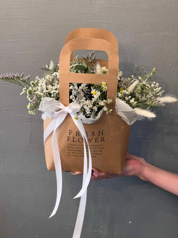Цветы в коробке «Вкус лета» нежная сумочка