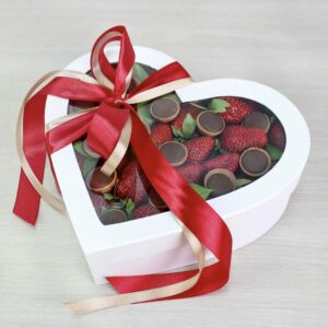 Клубника и конфеты в коробке сердце «Вкусно очень»