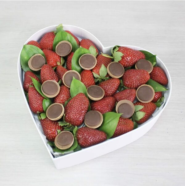Клубника и конфеты в коробке сердце «Вкусно очень»