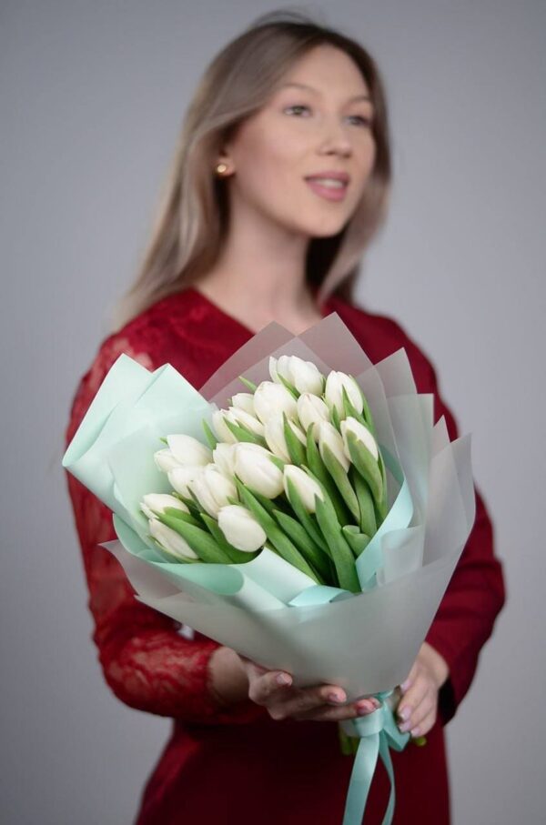 Белые тюльпаны 17 штук в стильной упаковке