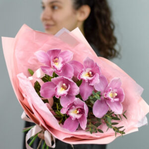 Красивый розовый букет из орхидеи