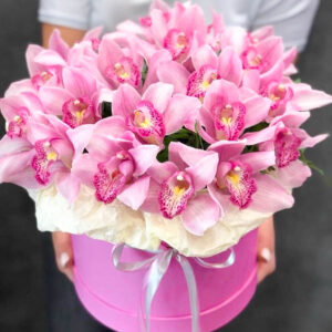 Розовый букет из орхидеи в коробке