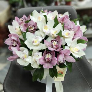 Белые и розовые орхидеи в коробке «Мечтай»